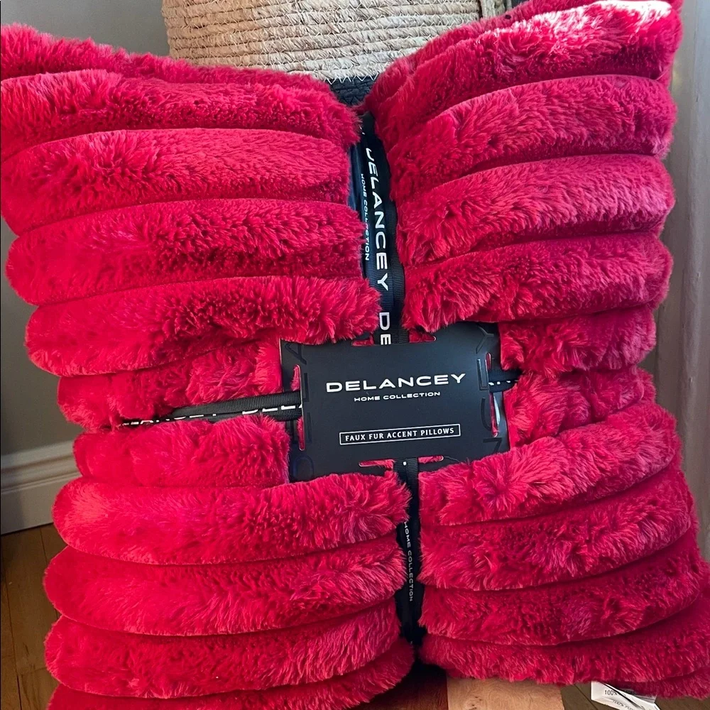 Set of 2 Luxurious Plush Red Faux Fur Throw Pillows🏡NWT! - Picture 1 of 10